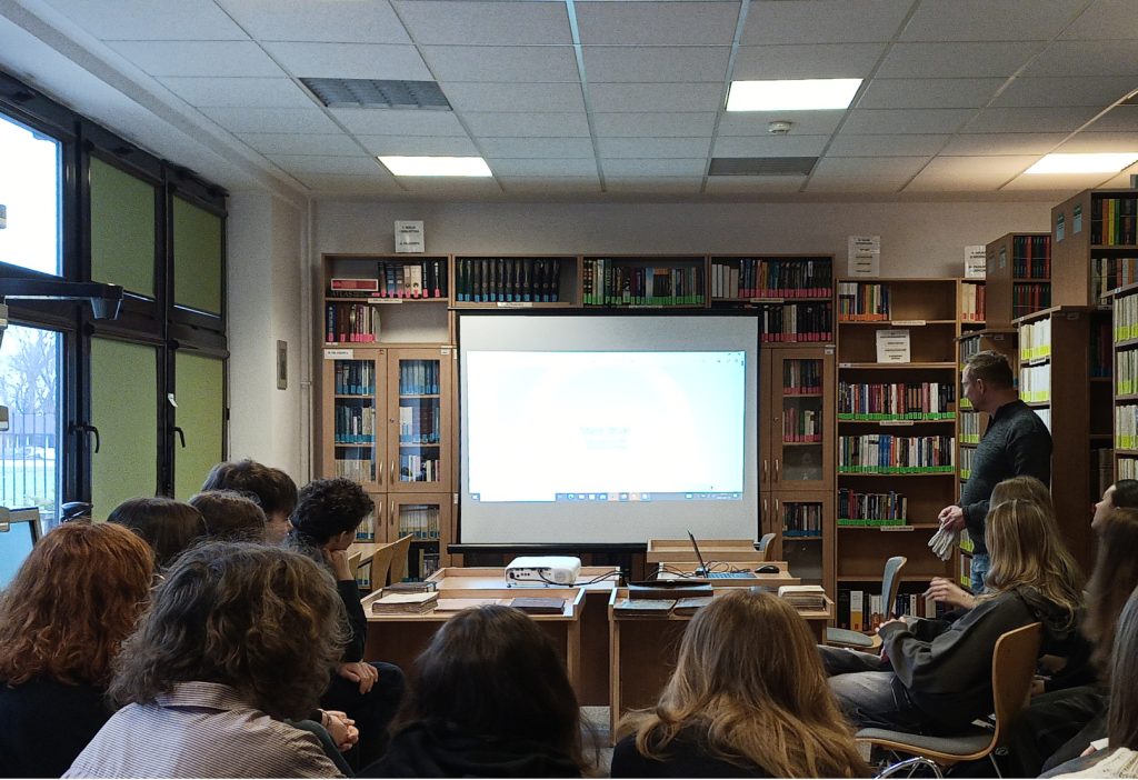 Grupa licealistów, słuchająca wykładu dra Macieja Matrasia w Czytelni Humanistycznej