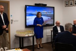 dr Jakub Kowalski (Zastępca dyrektora Biblioteki UKSW), Jolanta Białkowska (Dyrektor Biblioteki UKSW), ks. dr hab. Marek Stokłosa, prof. UKSW (prorektor ds. kadr i projektów), Jego Magnificencja, ks. prof. dr hab. Roman Bartnicki (pierwszy rektor UKSW), Jego Magnificencja, ks. prof. dr hab. Ryszard Czekalski. (fot. Bogna Juchnowicz)