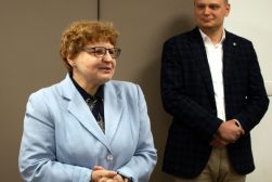 dr Dorota Szumilas (była pracowniczka Biblioteki ATK/UKSW), dr Jakub Kowalski (Zastępca dyrektora Biblioteki UKSW). (fot. Bogna Juchnowicz)