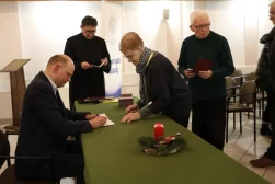 dr Jakub Kowalski wypełniający indeksy studentów Uniwersytetu Otwartego (fot. Gość Niedzielny)