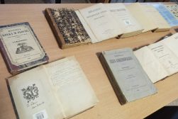 Tydzień Jakości Kształcenia w Bibliotece - wystawa wybranych książek oraz starodruków z kolekcji (fot. Marcin Michalski)