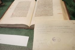 Tydzień Jakości Kształcenia w Bibliotece - wystawa wybranych książek oraz starodruków z kolekcji (fot. Marcin Michalski)