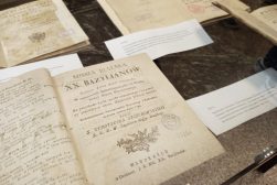 Tydzień Jakości Kształcenia w Bibliotece - wystawa wybranych książek oraz starodruków z kolekcji (fot. Marcin Michalski)