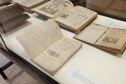 Tydzień Jakości Kształcenia w Bibliotece - wystawa wybranych książek oraz starodruków z kolekcji (fot. Marcin Michalski)